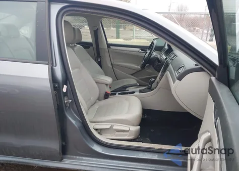 2019 Volkswagen Passat 2.0T Wolfsburg Edition z USA, uszkodzony, nr VIN 1VWLA7A3XKC007113